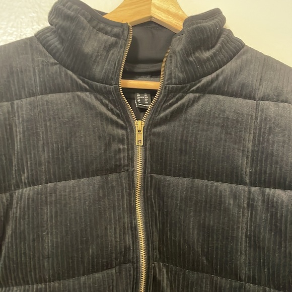 F21 velour black puffer jacket with pockets - Picture 2 of 5